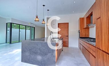 Casa en Venta en Cancun en Lagos del Sol con Terraza Cubierta y Alberca