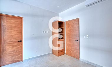 Casa en Venta en Cancun en Lagos del Sol con Terraza Cubierta y Alberca