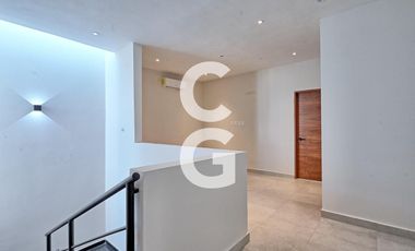 Casa en Venta en Cancun en Lagos del Sol con Terraza Cubierta y Alberca