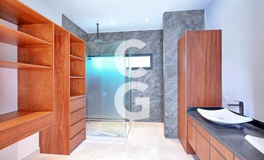 Casa en Venta en Cancun en Lagos del Sol con Terraza Cubierta y Alberca