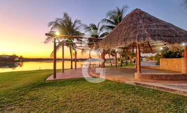 Casa en Venta en Cancun en Lagos del Sol con Terraza Cubierta y Alberca