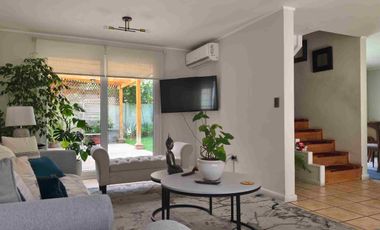 CASA DE TRES PISOS EN LOS CANTAROS DE QUILICURA