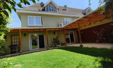 CASA DE TRES PISOS EN LOS CANTAROS DE QUILICURA