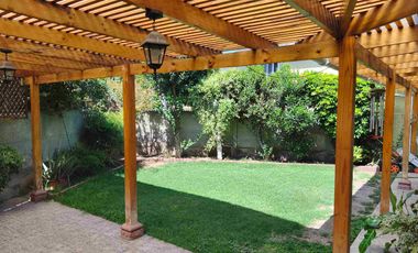 CASA DE TRES PISOS EN LOS CANTAROS DE QUILICURA