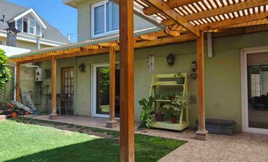 CASA DE TRES PISOS EN LOS CANTAROS DE QUILICURA