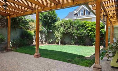 CASA DE TRES PISOS EN LOS CANTAROS DE QUILICURA