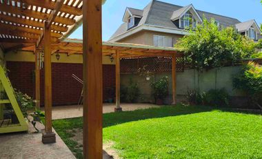 CASA DE TRES PISOS EN LOS CANTAROS DE QUILICURA