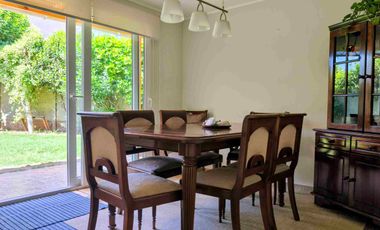 CASA DE TRES PISOS EN LOS CANTAROS DE QUILICURA