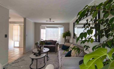 CASA DE TRES PISOS EN LOS CANTAROS DE QUILICURA