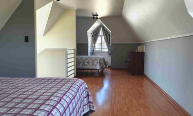 CASA DE TRES PISOS EN LOS CANTAROS DE QUILICURA