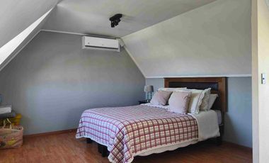 CASA DE TRES PISOS EN LOS CANTAROS DE QUILICURA