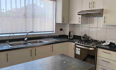 CASA DE TRES PISOS EN LOS CANTAROS DE QUILICURA