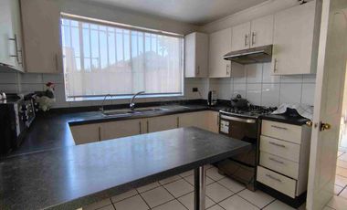 CASA DE TRES PISOS EN LOS CANTAROS DE QUILICURA