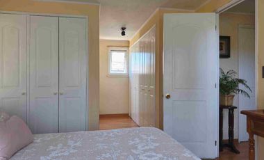 CASA DE TRES PISOS EN LOS CANTAROS DE QUILICURA