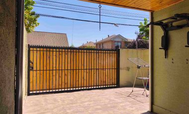 CASA DE TRES PISOS EN LOS CANTAROS DE QUILICURA