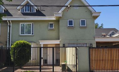 CASA DE TRES PISOS EN LOS CANTAROS DE QUILICURA