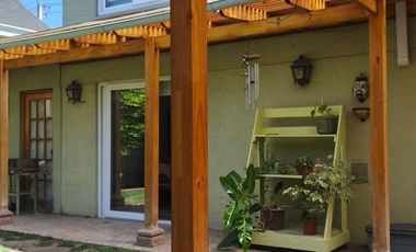 CASA DE TRES PISOS EN LOS CANTAROS DE QUILICURA