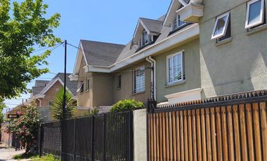 CASA DE TRES PISOS EN LOS CANTAROS DE QUILICURA