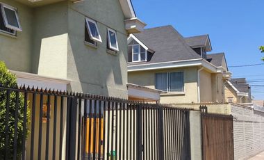 CASA DE TRES PISOS EN LOS CANTAROS DE QUILICURA