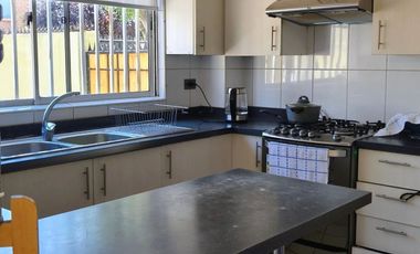 CASA DE TRES PISOS EN LOS CANTAROS DE QUILICURA