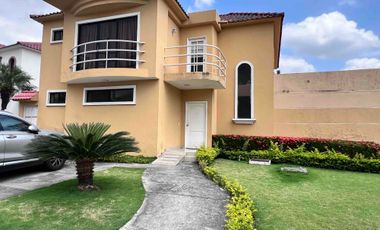 Se alquila linda casa esquinera en Vua a la Costa, Urb VÍA AL SOL, km 14,5