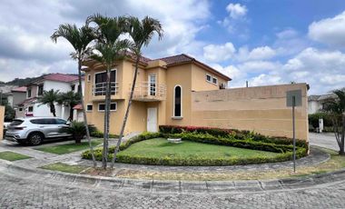 Se alquila linda casa esquinera en Vua a la Costa, Urb VÍA AL SOL, km 14,5