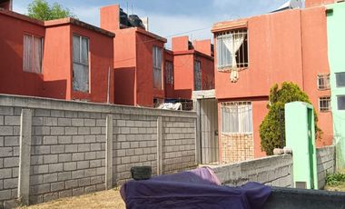 CASA CON AMPLIO TERRENO EN HUEHUETOCA