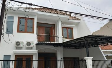 Disewakan Rumah Bagus 2 Lantai di Dukuh Kupang