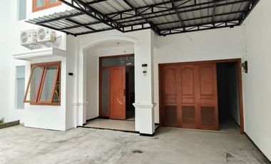 Disewakan Rumah Bagus 2 Lantai di Dukuh Kupang