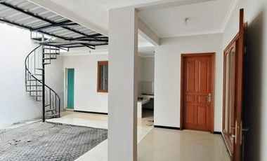 Disewakan Rumah Bagus 2 Lantai di Dukuh Kupang