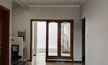 Disewakan Rumah Bagus 2 Lantai di Dukuh Kupang