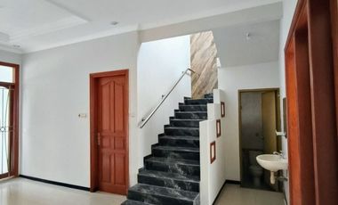 Disewakan Rumah Bagus 2 Lantai di Dukuh Kupang