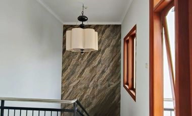 Disewakan Rumah Bagus 2 Lantai di Dukuh Kupang