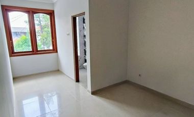 Disewakan Rumah Bagus 2 Lantai di Dukuh Kupang