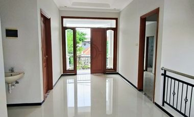 Disewakan Rumah Bagus 2 Lantai di Dukuh Kupang