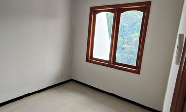 Disewakan Rumah Bagus 2 Lantai di Dukuh Kupang