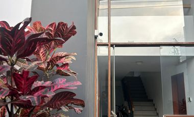 VENTA FLAT 2DO PISO URB. CC MONTERRICO A 1 CDRA AV. PRIMAVERA.CERCA 