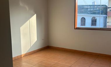 VENTA FLAT 2DO PISO URB. CC MONTERRICO A 1 CDRA AV. PRIMAVERA.CERCA 