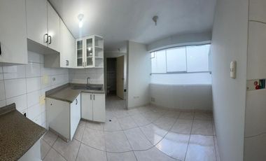 VENTA FLAT 2DO PISO URB. CC MONTERRICO A 1 CDRA AV. PRIMAVERA.CERCA 