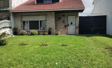 Barrio Colinas de Peralta Ramos, Chalet 4 ambientes con gran parque en venta apto crédito