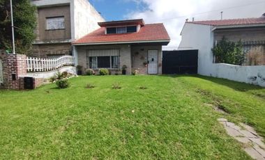 Barrio Colinas de Peralta Ramos, Chalet 4 ambientes con gran parque en venta apto crédito