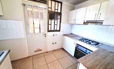 Se Vende Casa de dos pisos, a la altura de paradero 15, Villa Cumbres del Valle, comuna de La Cruz.