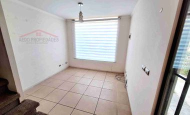 Se Vende Casa de dos pisos, a la altura de paradero 15, Villa Cumbres del Valle, comuna de La Cruz.