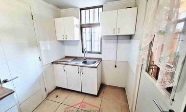 Se Vende Casa de dos pisos, a la altura de paradero 15, Villa Cumbres del Valle, comuna de La Cruz.