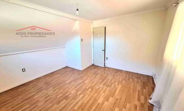 Se Vende Casa de dos pisos, a la altura de paradero 15, Villa Cumbres del Valle, comuna de La Cruz.