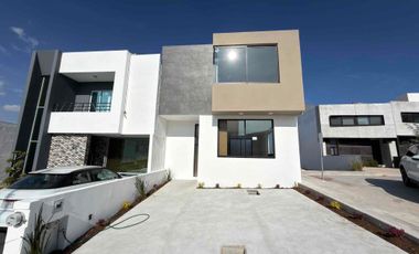 CASA EN RENTA EN CAÑADAS DEL BOSQUE TRES MARÍAS