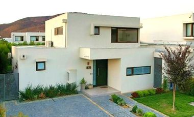 VENTA CASA MEDITERRANEA EN PIEDRA ROJA - No Perimetral | 3D+SALA ESTAR + TERRAZA + QUINCHO | A Pasos Colegio San Anselmo y Pedregales