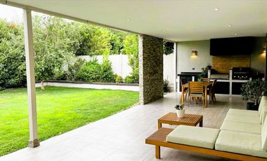 VENTA CASA MEDITERRANEA EN PIEDRA ROJA - No Perimetral | 3D+SALA ESTAR + TERRAZA + QUINCHO | A Pasos Colegio San Anselmo y Pedregales