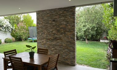 VENTA CASA MEDITERRANEA EN PIEDRA ROJA - No Perimetral | 3D+SALA ESTAR + TERRAZA + QUINCHO | A Pasos Colegio San Anselmo y Pedregales