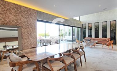 Casa en venta en Cancún en Residencial Lagos del sol a Pie de Lago con Alberca